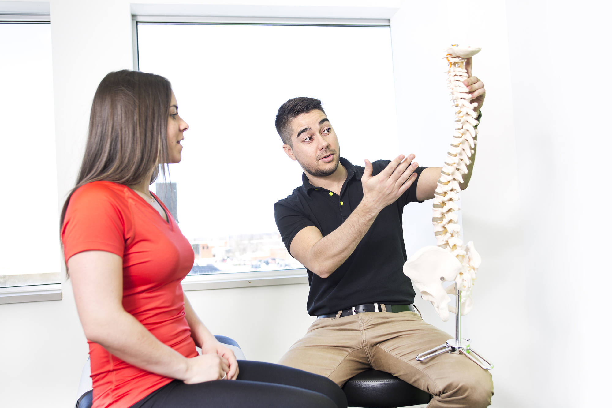 How to Know You Need to See a Chiropractor - Female Patient Describing talk to Injury Osteopath